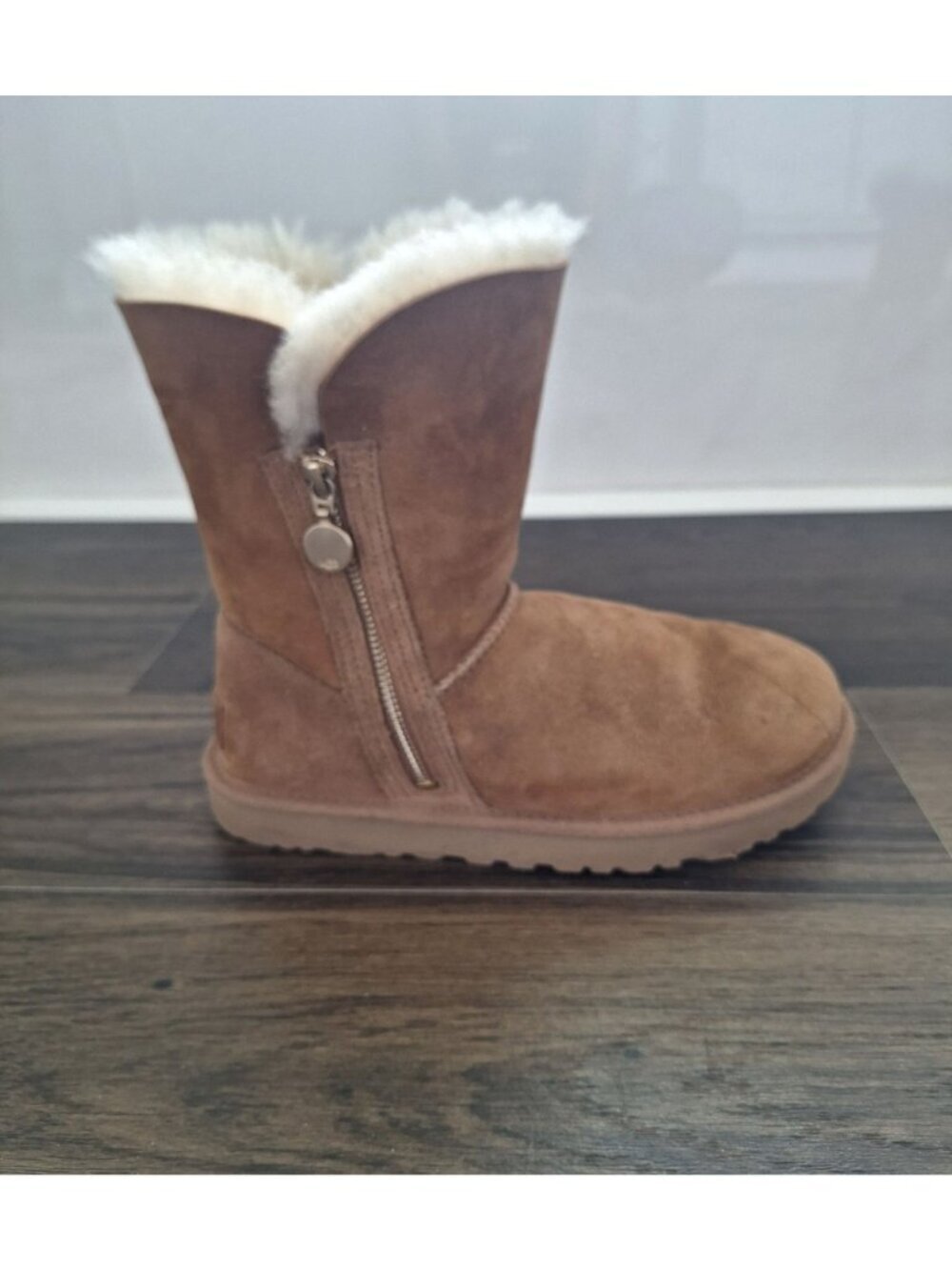 💙 UGG Classic Zip Short Chestnut Sheepskin Boots Size 7 Fur Lined Comfy Casual